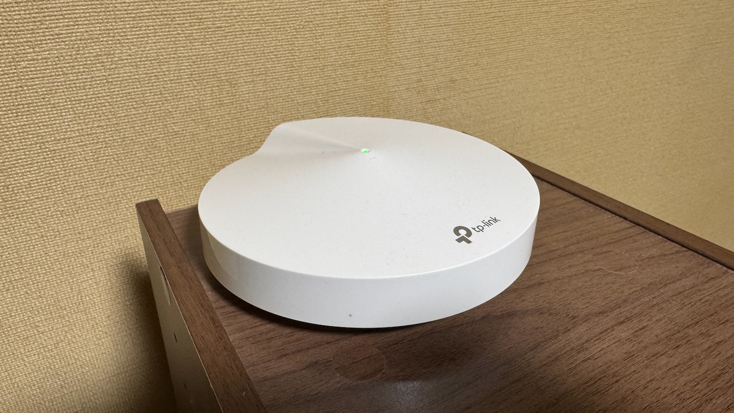 使用中のメッシュ Wi-Fi ルーター、TP-Link Deco M9 Plus。これは僕の部屋にあるメイン機